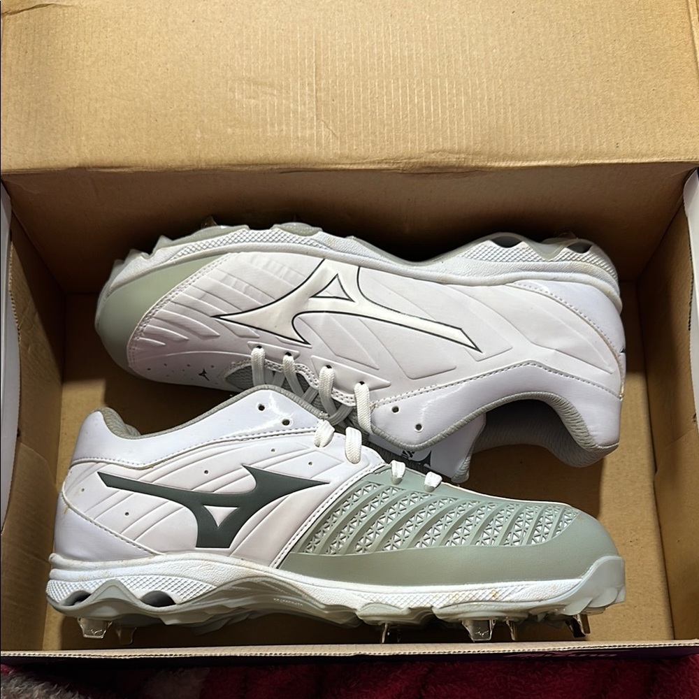 Mizuno White and Gray Metal Cleats